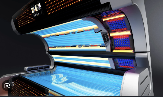 Innenraum der Megasun KBL P9S mit blauen und roten LED-Lichtreihen